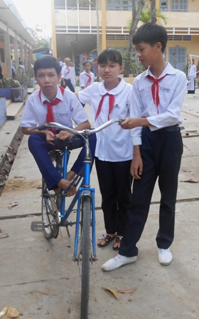 Cảm phục hai chị em đến trường trên một đôi chân
