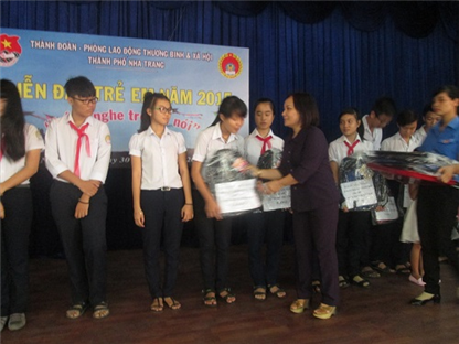 [MOLISA] Khánh Hòa: Tặng 135 xuất quà cho trẻ em có hoàn cảnh khó khăn