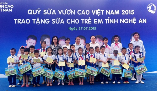 [MOLISA] Quỹ sữa “Vươn cao Việt Nam” đến với con em các gia đình có công với cách mạng tỉnh Nghệ An