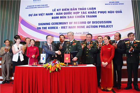 Hàn Quốc hỗ trợ Việt Nam khắc phục hậu quả bom mìn sau chiến tranh