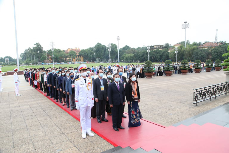 400 đại biểu "Những tấm gương sáng thầm lặng vì cộng đồng" vào lăng viếng Bác