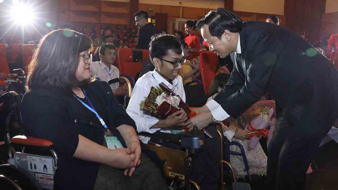 Tôn vinh 64 bông hoa “Tỏa sáng nghị lực Việt năm 2020”