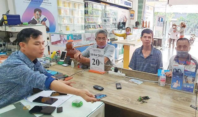 Đẩy mạnh chi trả tiền trợ cấp xã hội qua tài khoản cho người dân