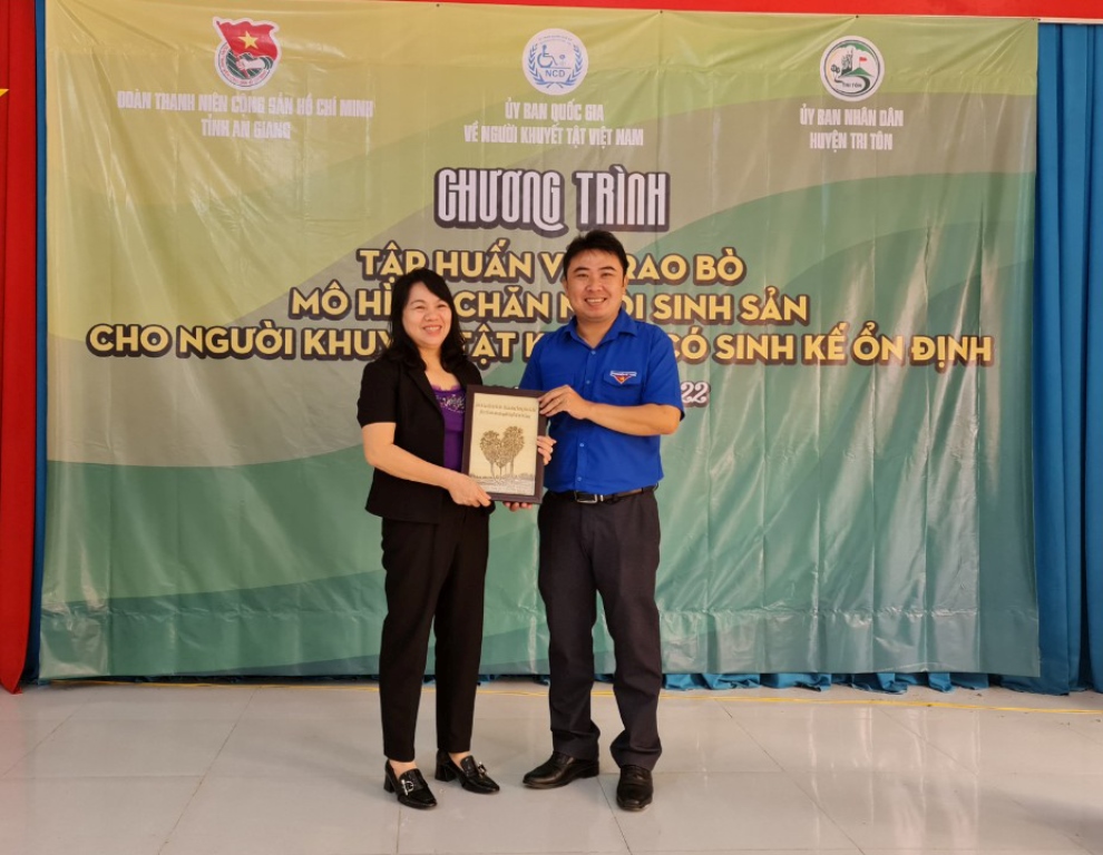 Trao 40 con bò sinh sản cho người khuyết tật huyện Tri Tôn, An Giang