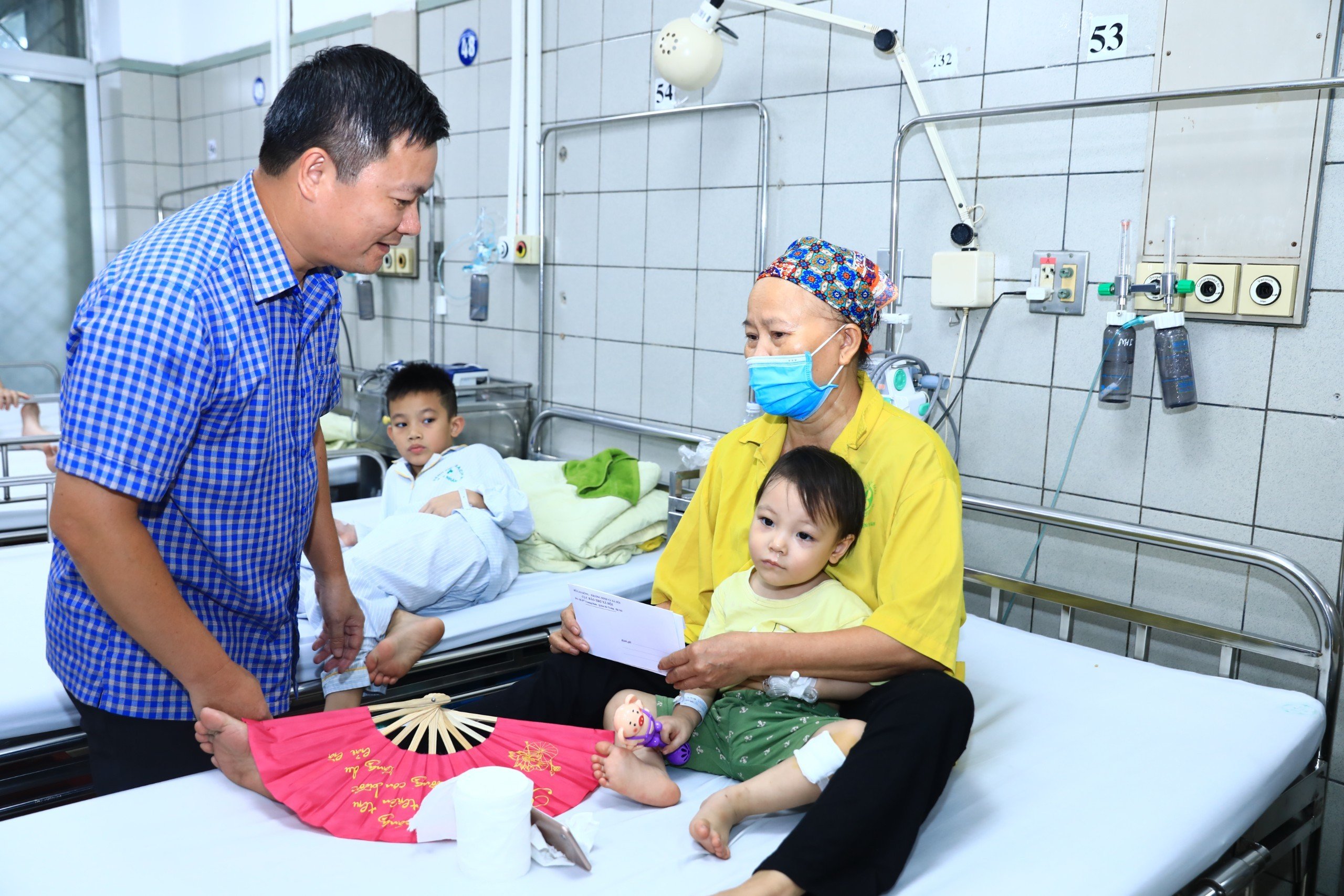 Cục Bảo trợ xã hội thăm hỏi các bệnh nhi trong vụ cháy chung cư mini