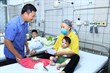 Cục Bảo trợ xã hội thăm hỏi các bệnh nhi trong vụ cháy chung cư mini