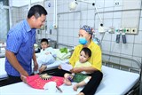 Cục Bảo trợ xã hội thăm hỏi các bệnh nhi trong vụ cháy chung cư mini