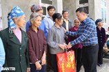 Nhận gạo cứu đói trước Tết, dân nghèo cất được gánh lo