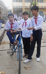 Cảm phục hai chị em đến trường trên một đôi chân