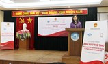 [MOLISA] Thứ trưởng Đào Hồng Lan tặng quà cho các bệnh nhi tại Bệnh viện mắt Trung ương