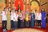 [MOLISA] Thứ trưởng Đào Hồng Lan tham dự Lễ trao Huân chương Hữu nghị cho Giáo sư Trần Thanh Vân và Lê Kim Ngọc